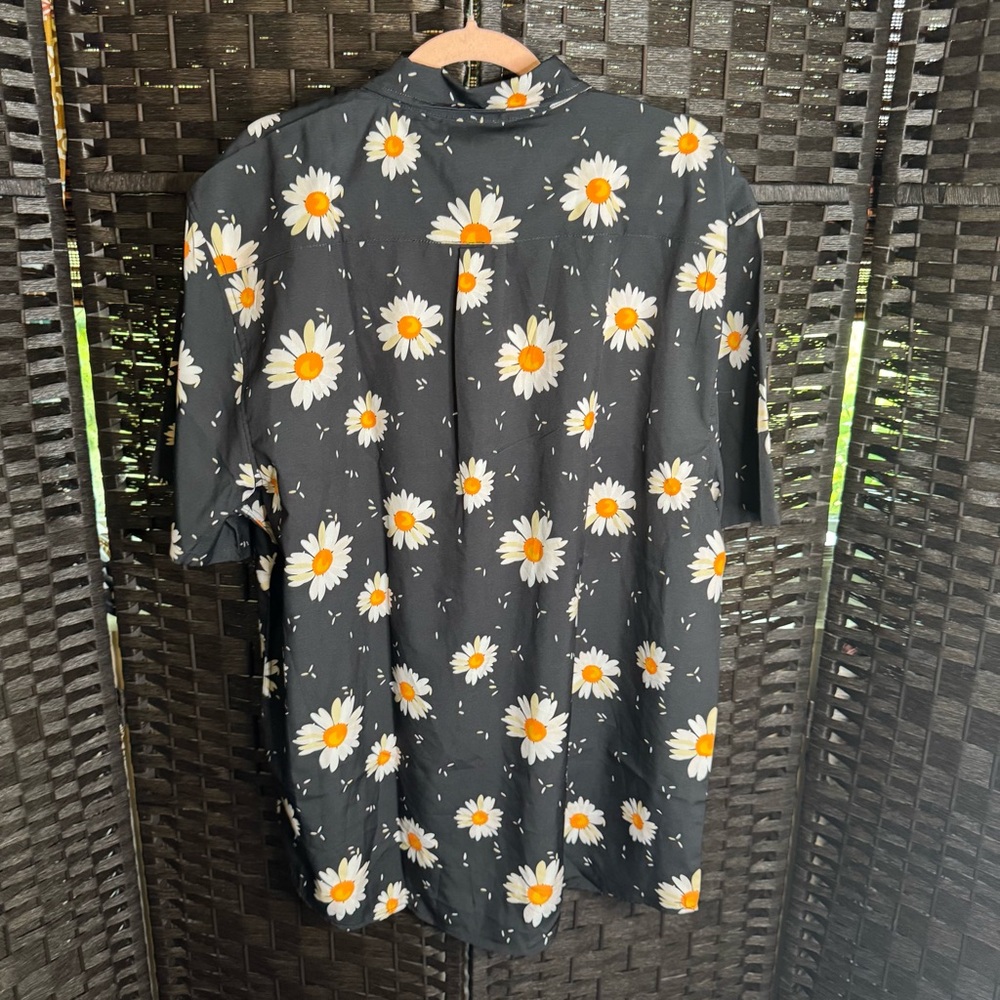 WESC Oden S/S Daisy shirt size XL/XXL NWT - Picture 2 of 4